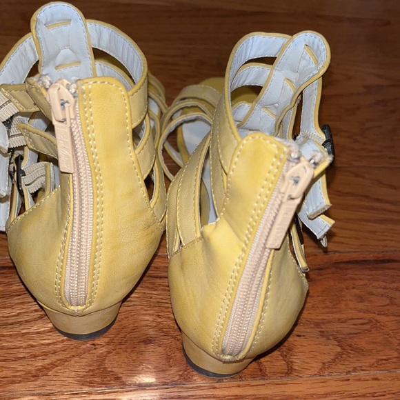 Ladies yellow gladiator style MICHAEL ANTONIO SANDALS yellow sz 9 - Picture 3 of 5